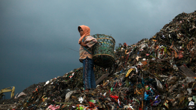 120423051627-jakarta-landfill-horizontal-large-gallery