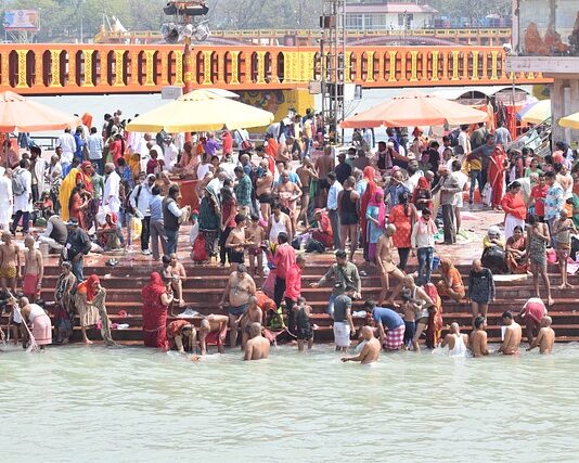 People taking a dip in the holy sangam at Prayagraj / Photo:Pixabay