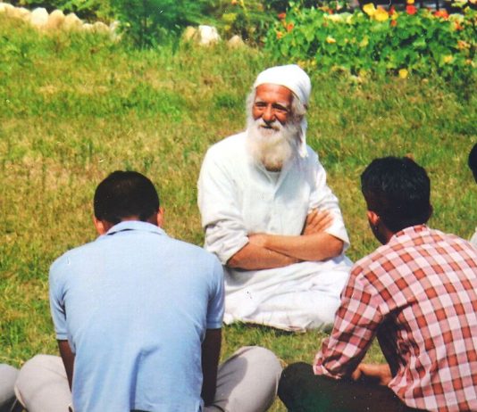 Environmentalist Sundarlal Bahuguna with activists at Tehri/Wikimedia Commons