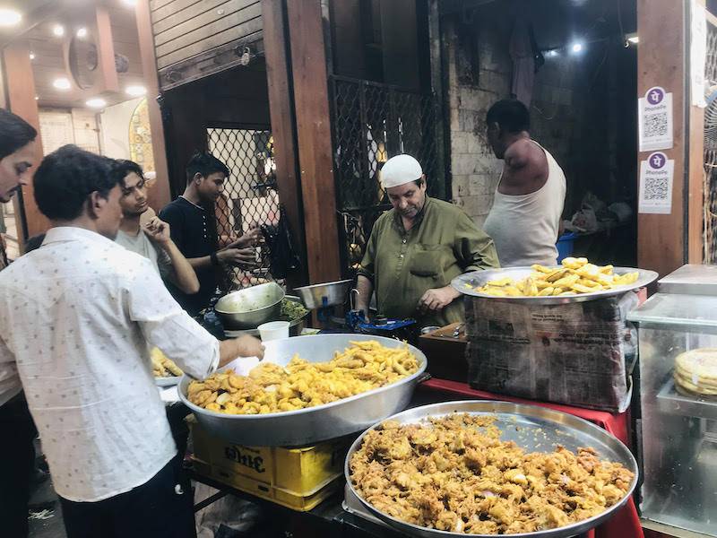 A small eatery known for offering wide variety of options in pakoras and samosas.