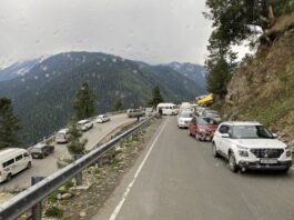 An April 2023 photo of the road from Srinagar to Gulmarg, a popular tourist route. The absence of snow this year has impacted winter tourism in the region. Photo by Vinayaraj/Wikimedia Commons.