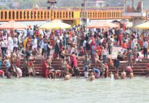 People taking a dip in the holy sangam at Prayagraj / Photo:Pixabay