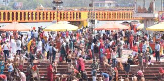 People taking a dip in the holy sangam at Prayagraj / Photo:Pixabay